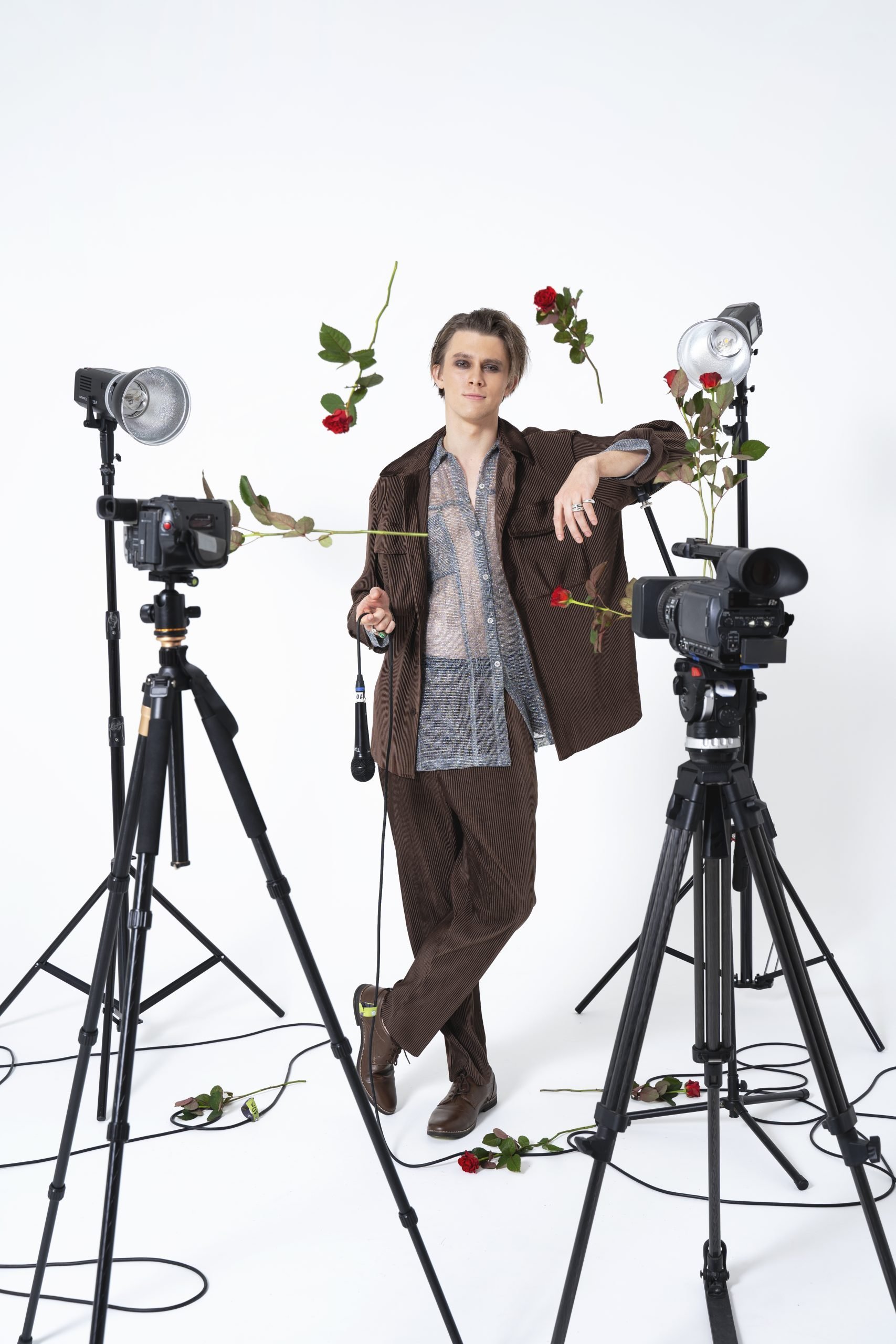 full shot man with microphone roses scaled